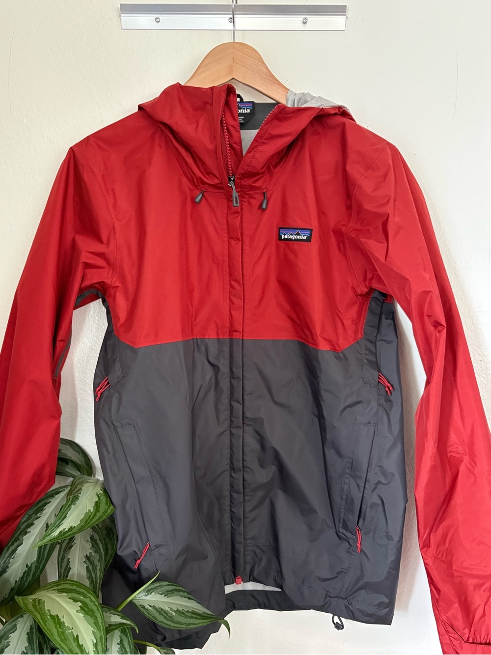 Men’s XS Patagonia Two-Tone Red & Gray Torrentshell Jacket